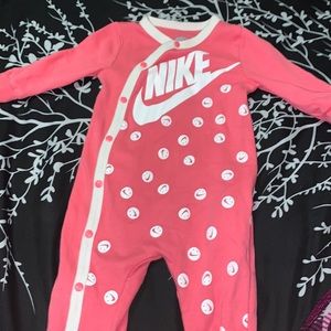 Nike  onesie 6m